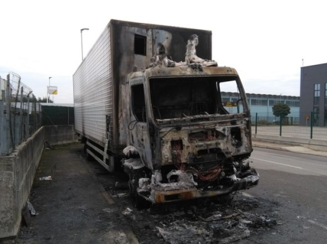 Prende fuoco il camion dei gelati - Anpana sul posto