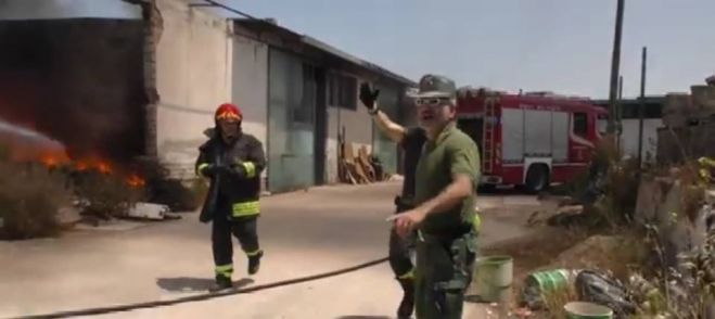 Incendio sulla Adelfia-Ceglie, brucia deposito trasformato in discarica abusiva